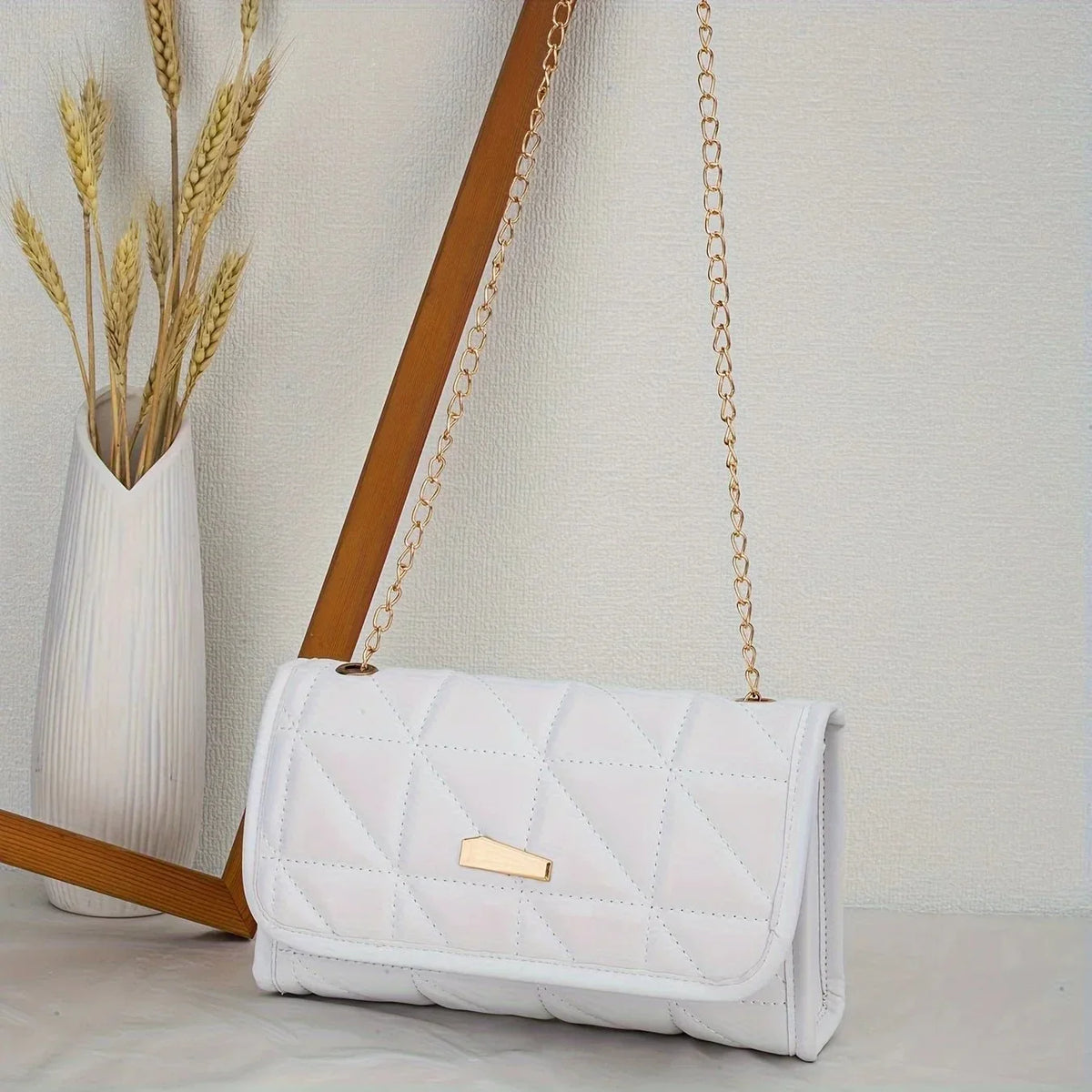Bolsa Feminina Transversal em Matelassê com Fecho Dourado Modelo Lumière Noir