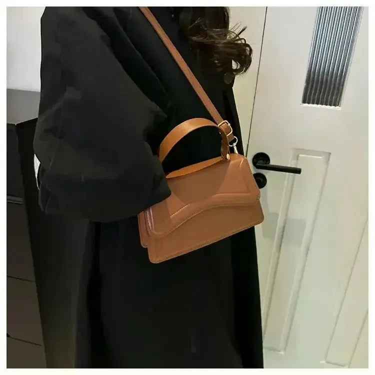 Bolsa Feminina Transversal com Design Estruturado Modelo Belle Époque